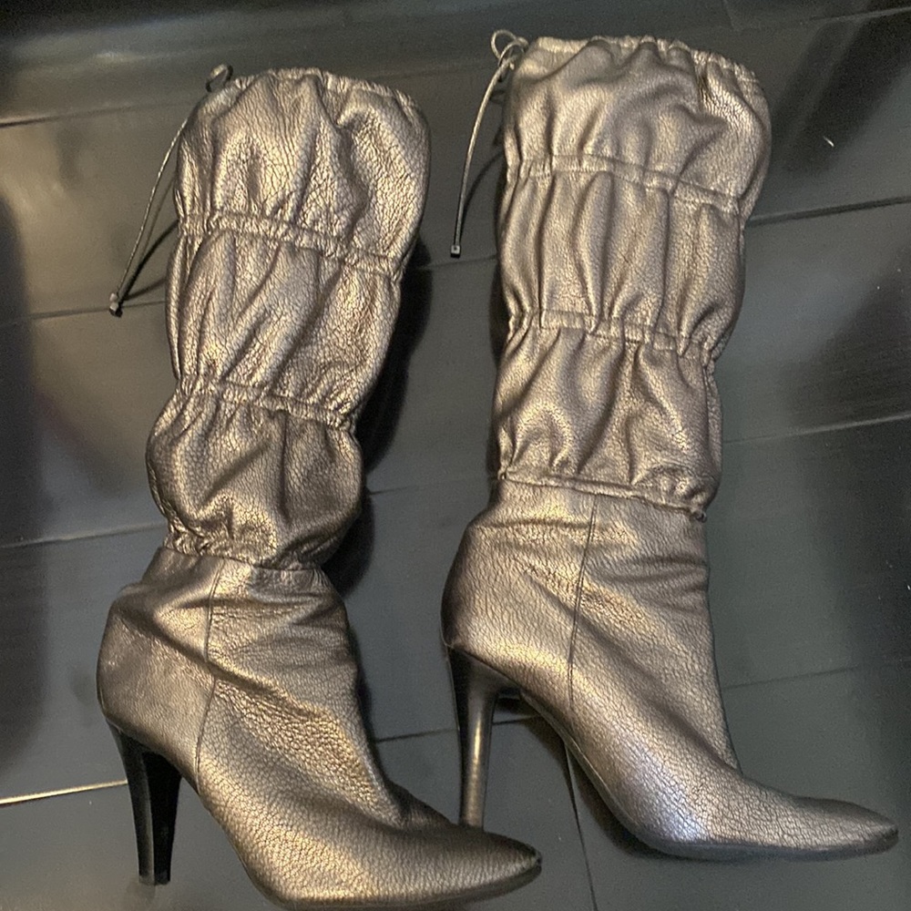 📌SOLD📌.    Used “Guess” Silver Scrunchy Leather Boots with Bow in back